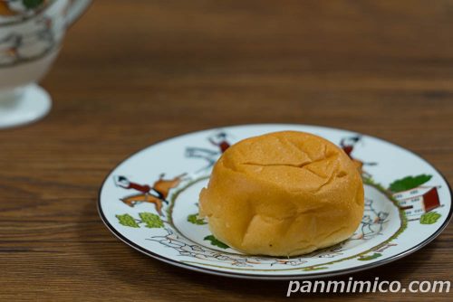冷やして食べるとろけるくりーむパン　ミルクティー【ファミリーマート】斜めから撮った写真