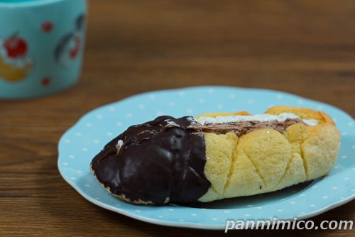 ダブルホイップメロンパン【ファミリーマート】斜めから撮った写真