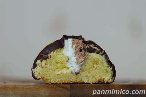 ダブルホイップメロンパン【ファミリーマート】断面の写真