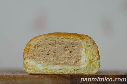 冷やして食べるとろけるくりーむパン　ミルクティー【ファミリーマート】断面の写真