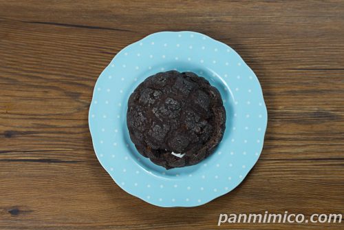 ブラックメロンパン【ローソン】上から撮った写真