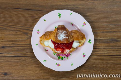 【セブン】クロワッサンサンド いちご&Wクリーム上から撮った写真