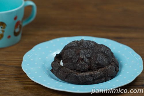 ブラックメロンパン【ローソン】斜めから撮った写真