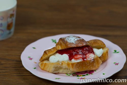 【セブン】クロワッサンサンド いちご&Wクリーム斜めから撮った写真