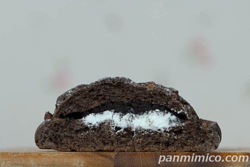ブラックメロンパン【ローソン】断面の写真
