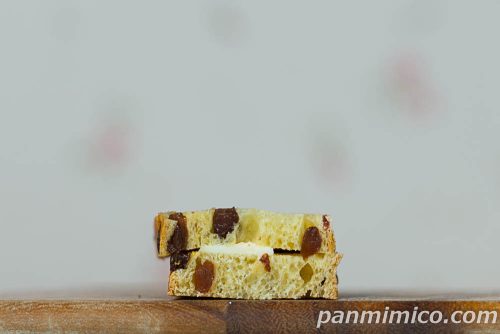 4種フルーツのチーズクリームサンド【ローソン】断面の写真