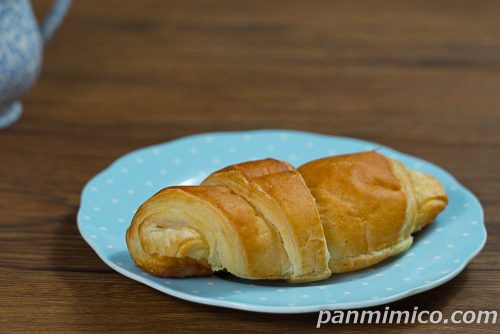 濃厚な満足感 バターホイップクロワッサン【ヤマザキ】斜めから撮った写真