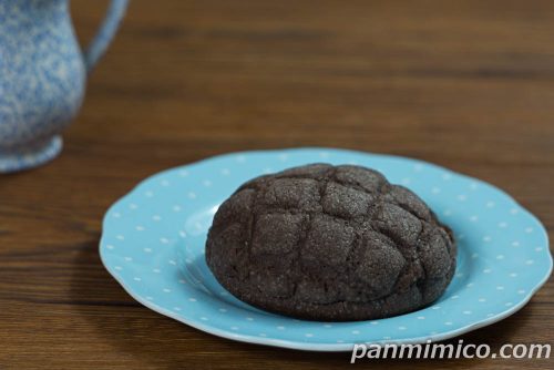 濃厚な満足感 チョコメロンパン【ヤマザキ】斜めから撮った写真