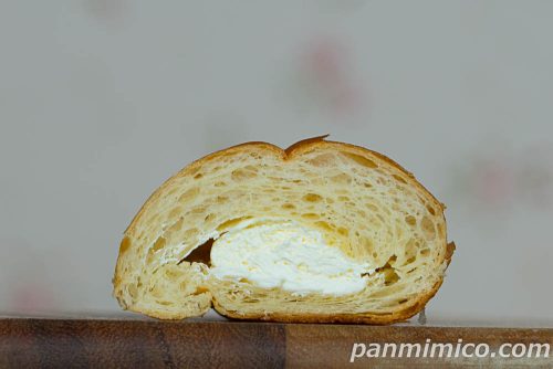 濃厚な満足感 バターホイップクロワッサン【ヤマザキ】断面の写真