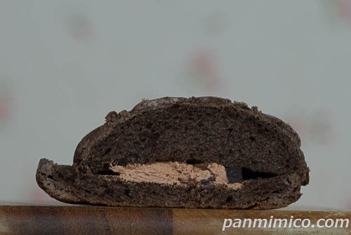 濃厚な満足感 チョコメロンパン【ヤマザキ】断面の写真