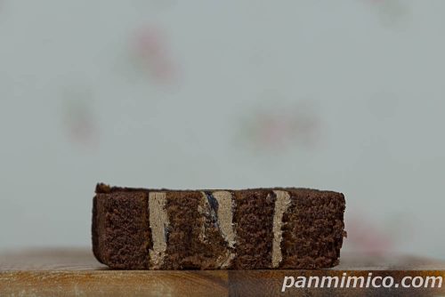 濃厚な満足感 チョコクリームロール【ヤマザキ】断面の写真