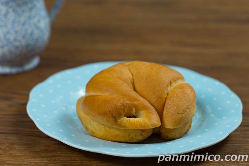 塩パン（あんバター）【ヤマザキ】斜めから撮った写真