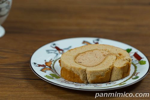 紅茶に恋するロールケーキ【セブンイレブン】斜めから撮った写真