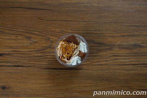 セブンイレブン「紅茶に恋するプリンケーキパフェ」上から撮った写真