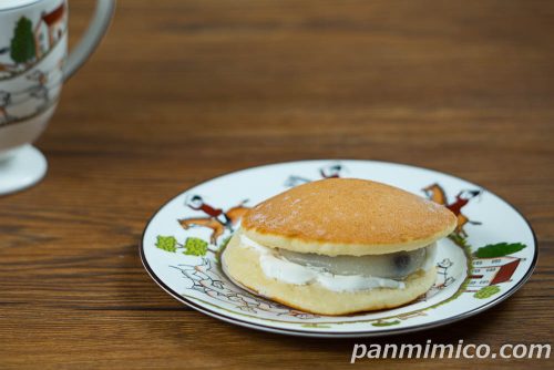 雪どら（つぶあん入り塩豆大福＆ミルクホイップ）【ヤマザキ】斜めから撮った写真