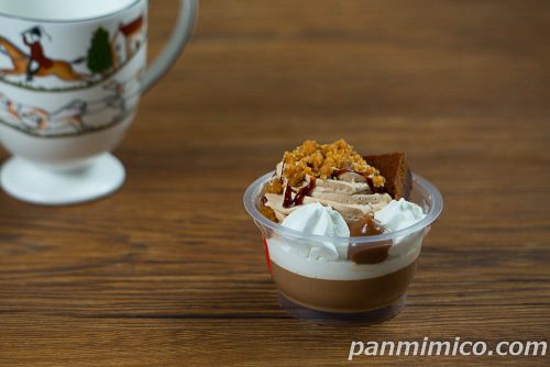 セブンイレブン「紅茶に恋するプリンケーキパフェ」斜めから撮った写真