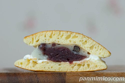 雪どら（つぶあん入り塩豆大福＆ミルクホイップ）【ヤマザキ】断面の写真