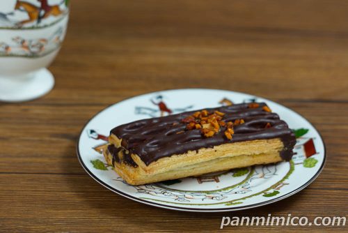 ７プレミアム　ベイクドショコラパイ【セブンイレブン】斜めから撮った写真