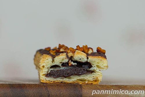 ７プレミアム　ベイクドショコラパイ【セブンイレブン】断面の写真