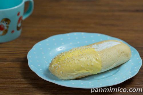 MILKふんわりホイップロール【ローソン】斜めから撮った写真