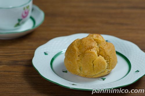 玉林園監修抹茶クリームシュー(グリーンソフト風味)【ファミリーマート】斜めから撮った写真