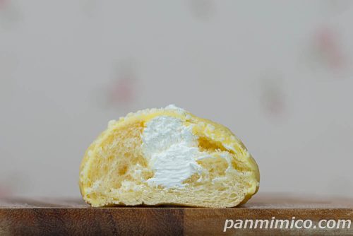 MILKふんわりホイップロール【ローソン】断面の写真
