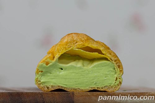 玉林園監修抹茶クリームシュー(グリーンソフト風味)【ファミリーマート】断面の写真