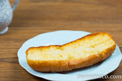 生フランスフレンチトースト（はちみつ）【ファミリーマート】斜めから撮った写真