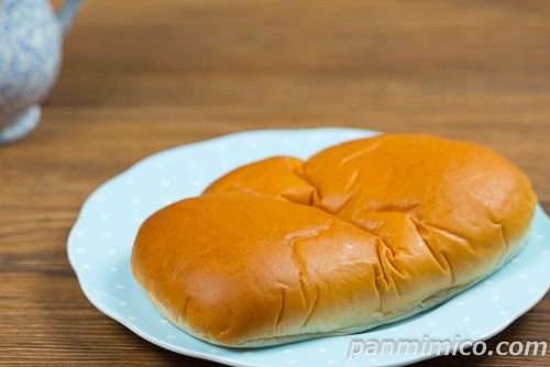 もれそうなメガクリームパン【ローソン】斜めから撮った写真