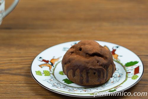 カカオ薫るショコラトリュフシュー【ローソン】斜めから撮った写真