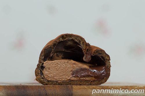 カカオ薫るショコラトリュフシュー【ローソン】断面の写真