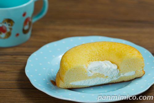 ７プレミアム　やわらかシフォンのホイップサンド【セブンイレブン】斜めから撮った写真