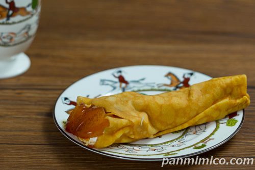 焼きりんごミルフィーユクレープ【ファミリーマート】斜めから撮った写真