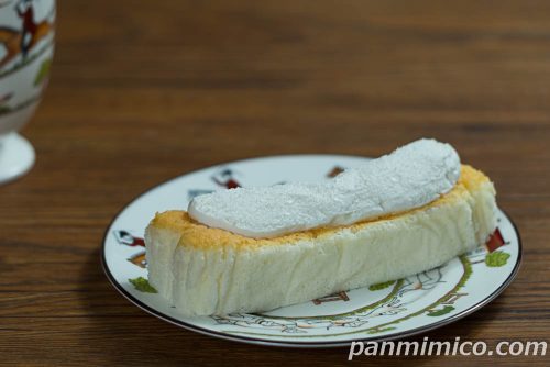 Uchi Café×Milk ふわもち生シフォンMILK【ローソン】斜めから撮った写真