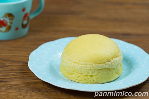 ポムポムプリン クリームパン(プリン味)【ファミリーマート】斜めから撮った写真