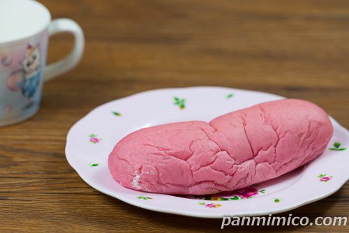 マイメロディ コッペパン(いちごミルク味)【ファミリーマート】斜めから撮った写真