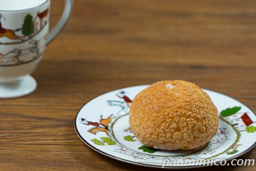 ピエール・エルメ アンソロジー監修 シュークリーム(バニラ)【ファミリーマート】斜めから撮った写真