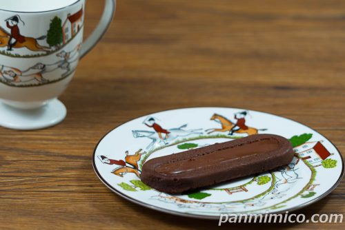 かじる濃厚ガトーショコラ【ファミリーマート】斜めから撮った写真