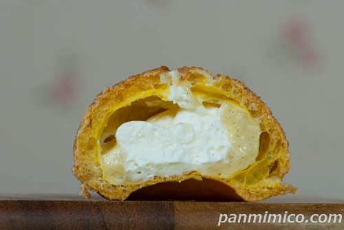ピエール・エルメ アンソロジー監修 シュークリーム(バニラ)【ファミリーマート】断面の写真