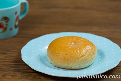 【ローソン】「大ピンチずかん　こぼれるミルククリームパン」斜めから撮った写真
