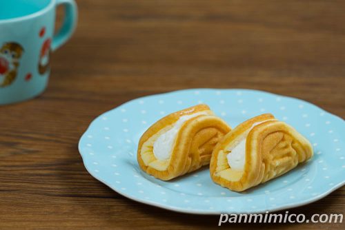 【ファミマ】限定コラボ「バニラヨーグルトクリーム味ワッフル」斜めから撮った写真