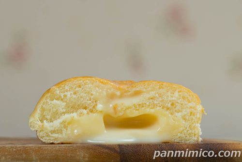 【ローソン】「大ピンチずかん　こぼれるミルククリームパン」断面の写真