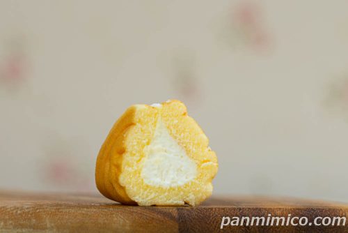 【ファミマ】限定コラボ「バニラヨーグルトクリーム味ワッフル」断面の写真