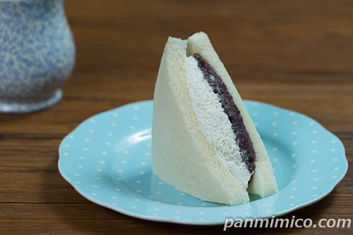 あんホイップサンド【セブンイレブン】斜めから撮った写真