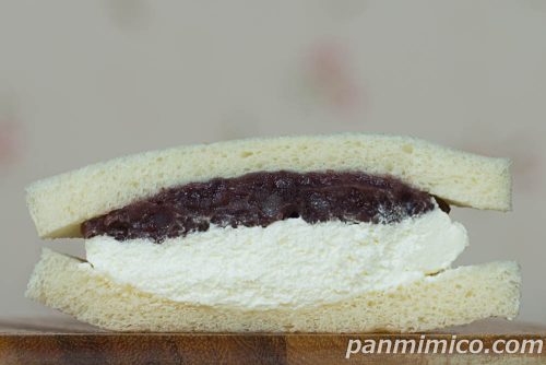 あんホイップサンド【セブンイレブン】断面の写真