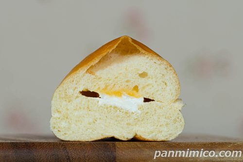 頭脳コッペ　カスタード＆ホイップ【フジパン】断面の写真