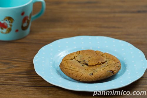 セブンお店で焼いたチョコクッキー斜めから撮った写真