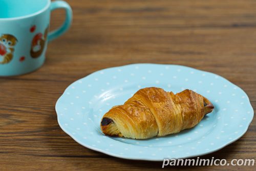 セブンお店で焼いたチョコクロワッサン斜めから撮った写真