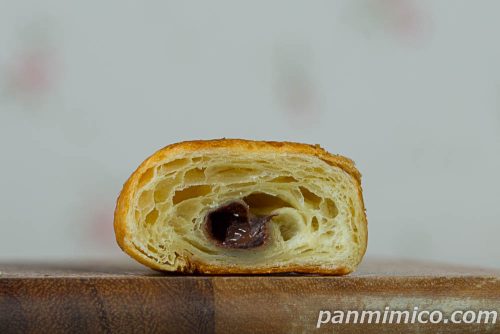セブンお店で焼いたチョコクロワッサン断面の写真