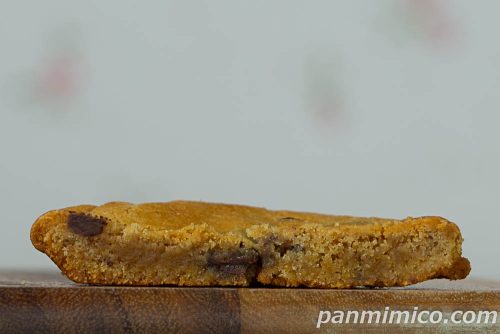 セブンお店で焼いたチョコクッキー断面の写真